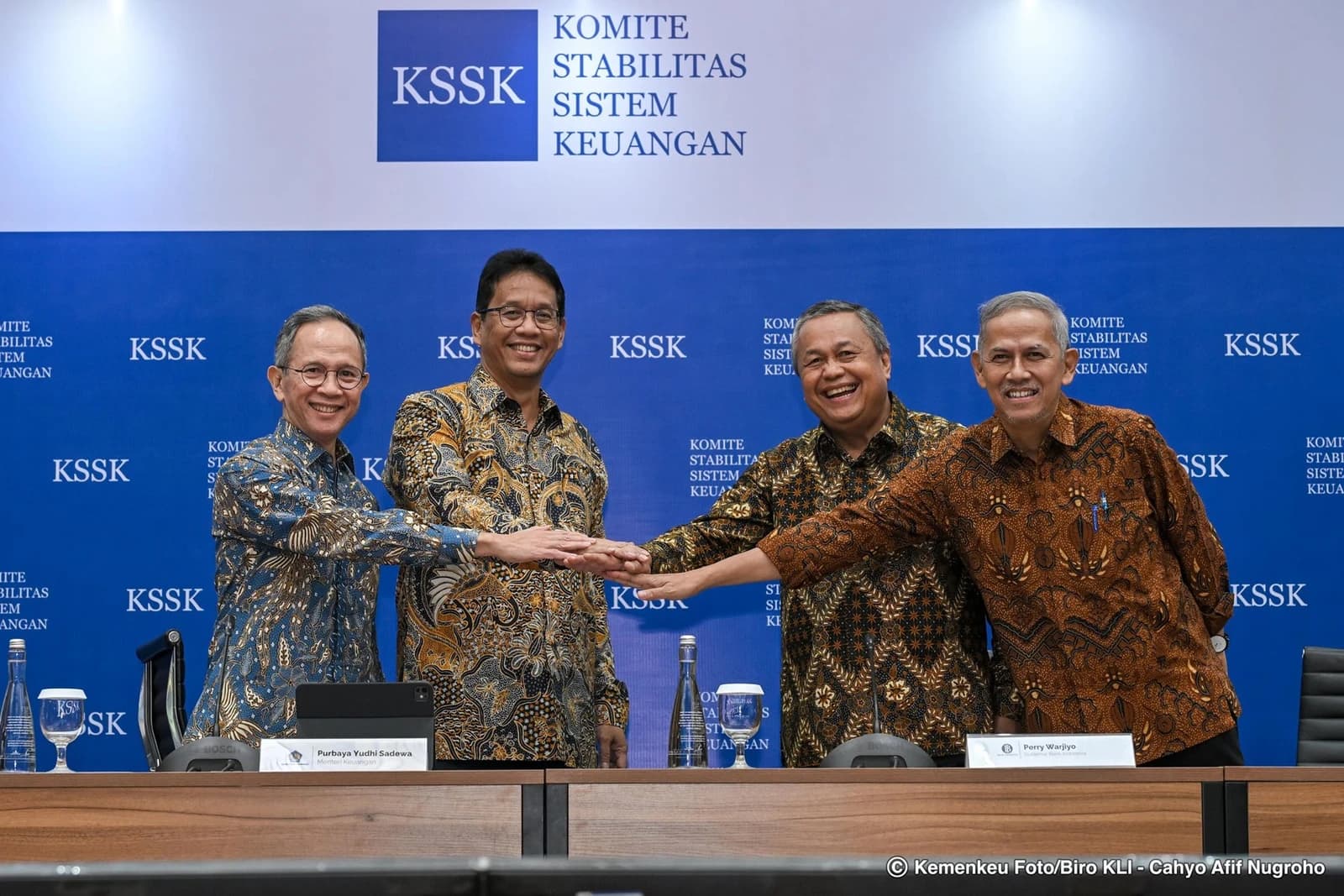 Menkeu Purbaya Yudhi Sadewa, OJK, BI, and LPS leaders smiling at a KSSK forum.