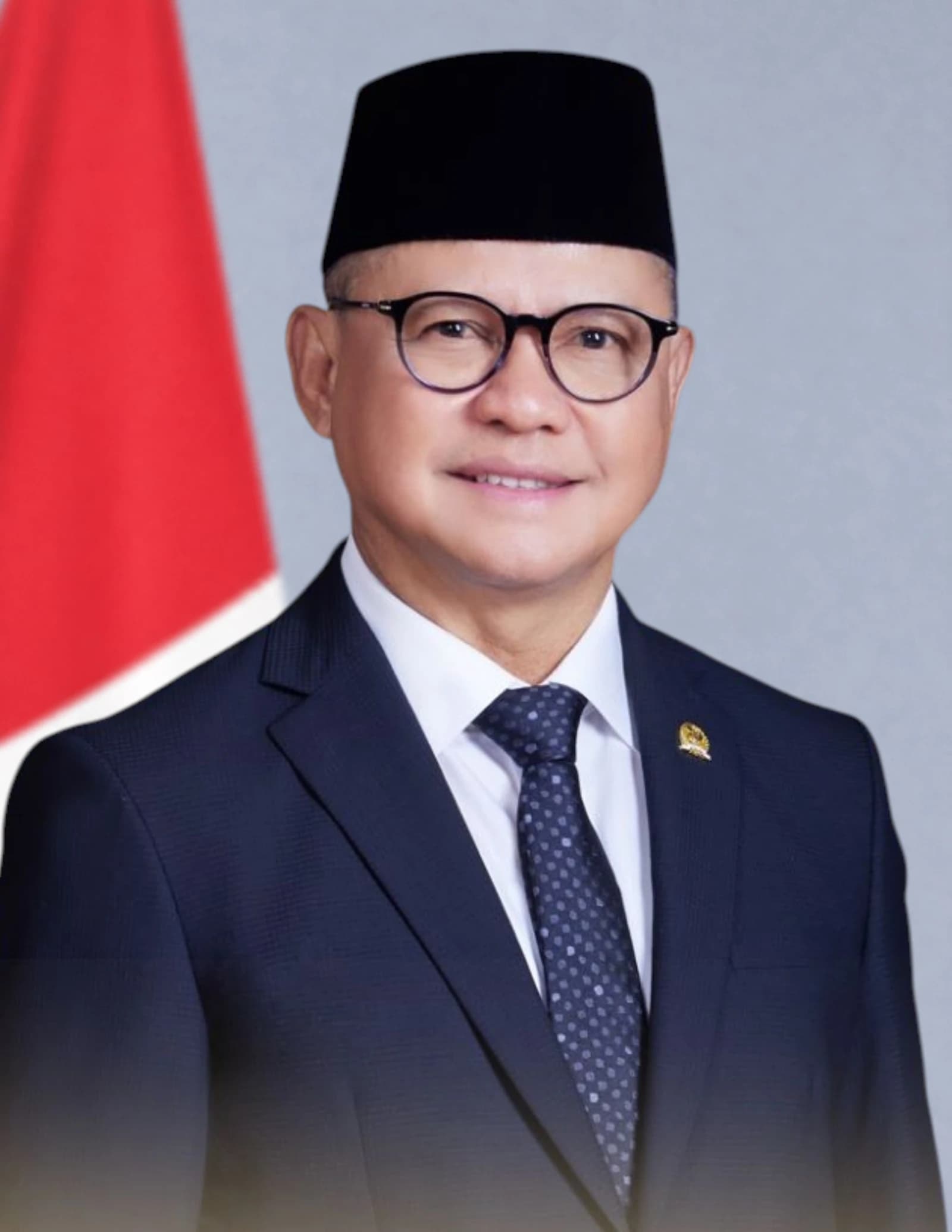 Menteri KP2MI Mukhtarudin poses for an official portrait in formal attire.