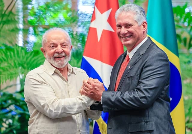 Miguel Díaz-Canel Bermúdez, President of Cuba, shaking hands with another leader.