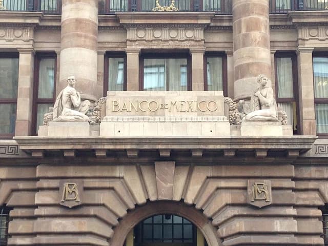 Facade of the Banco de México building, a stone structure with classical architectural elements.