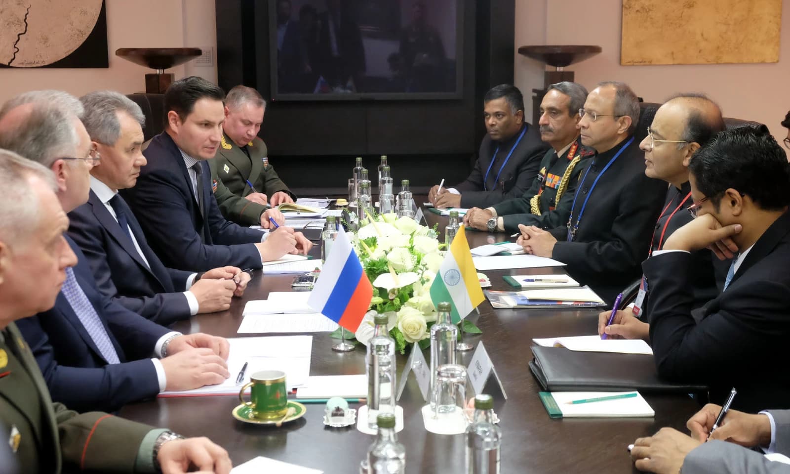 Arun Jaitley and Sergei Shoigu meeting with delegates in Moscow.