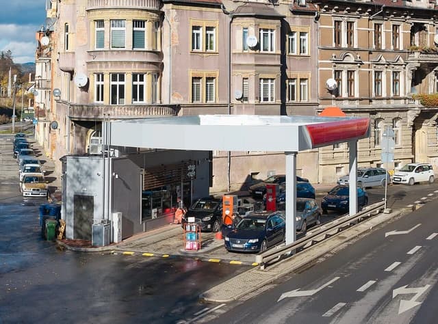 Cars at an Orlen petrol station in Kłodzko, Poland, on Połabska Street.