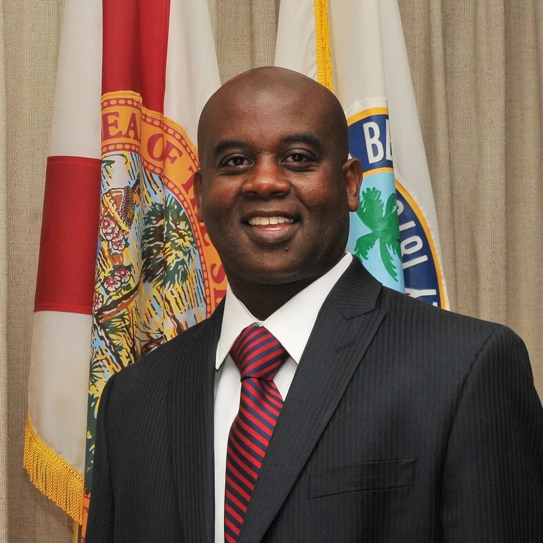 Daytona Beach Mayor Derrick Henry smiles for an official portrait.