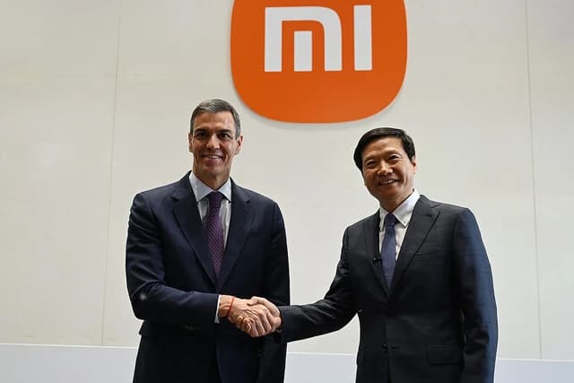 Pedro Sánchez, Spanish Prime Minister, and Lei Jun, Xiaomi CEO, shaking hands.